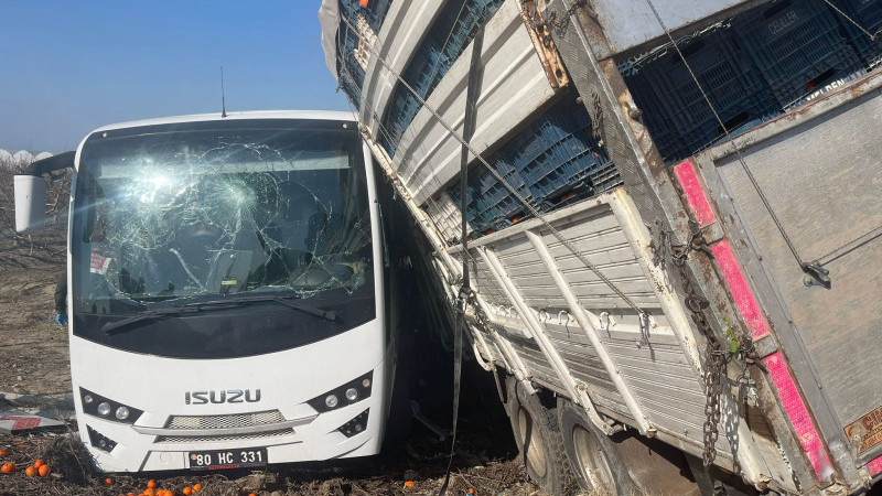 Tarsus’ta Cezaevi aracıyla narenciye yüklü kamyon çarpıştı