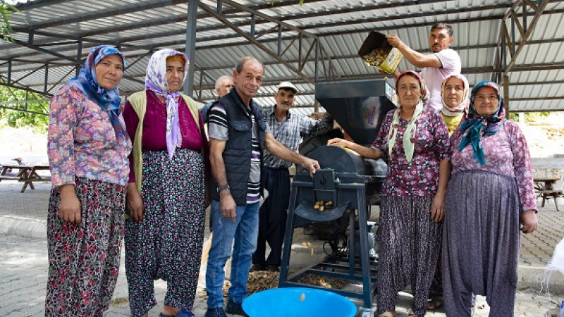 Büyükşehir'den Üreticilere Badem Soyma Makinesi