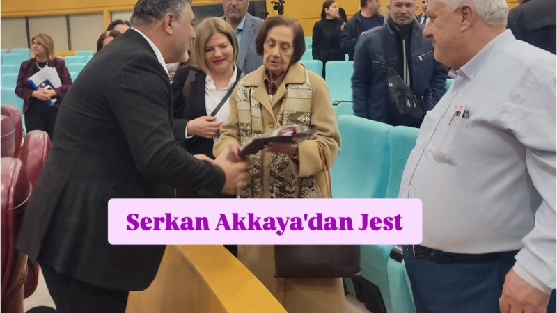 Serkan Akkaya'dan Ülker Aydın'a çiçekle teşekkür