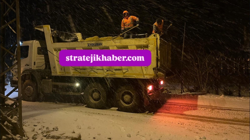 Mersin Büyükşehir ekiplerinin Kar mücadelesi gece de devam ediyor