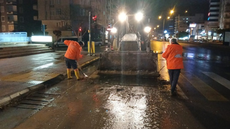 Büyükşehir Belediye Ekipleri Şiddetli Yağışların Enkazını Temizliyor