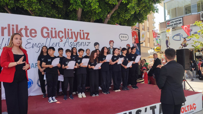 Tarsus Çukurova Kampüs Koleji öğrencilerden konseri göz kamaştırdı