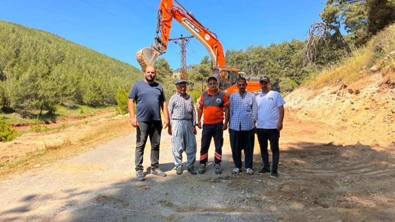 Büyükşehir Ekipleri Sanlıca Mahallesinde Yolları Genişletiyor